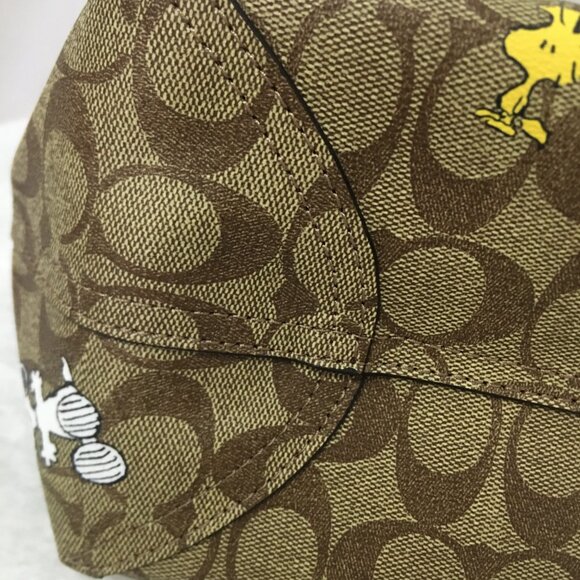 NWT COACH Peanuts Snoopy Tote bag! - Picture 6 of 14
